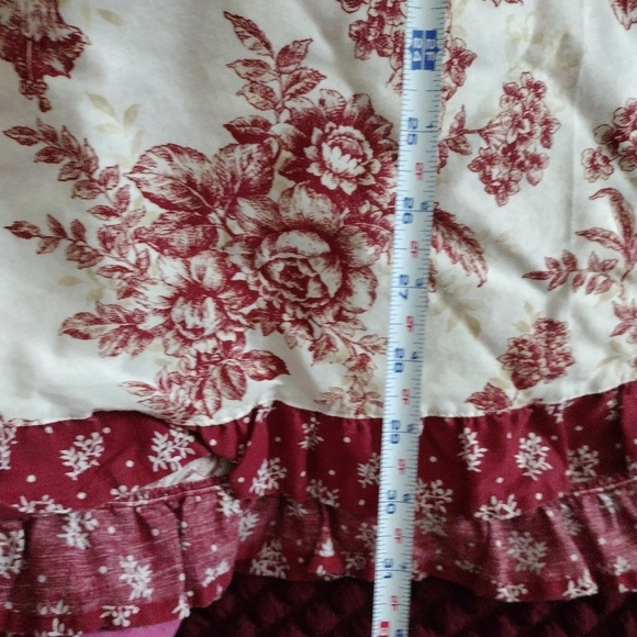 Country Living Fabric Round tablecloth Red Rose ruffled trim 60 in - Picture 4 of 4